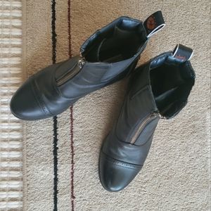 Size 7.5 Ariat riding boots